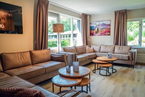 Living room - Wellness Home w/ Hot Tub (Hoenderloo)