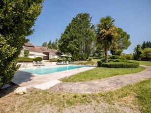 Outdoor pool - Pleasant House on a Domain With a Large Swimming Pool and a Park-like Garden (Saint Maurin)