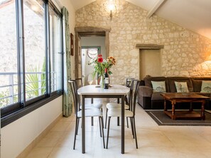 Living room - Pleasant House on a Domain With a Large Swimming Pool and a Park-like Garden (Saint Maurin)