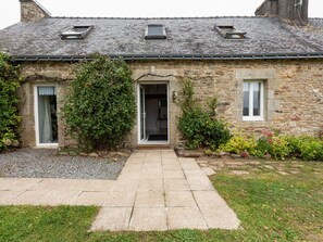 Exterior - Spacious Holiday Home With Garden in Querrien France (Querrien)