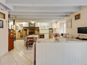 Dining - Spacious Holiday Home With Garden in Querrien France (Querrien)
