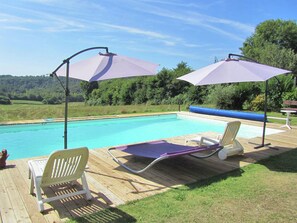 Pool - Spacious Holiday Home With Garden in Querrien France (Querrien)