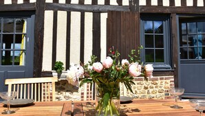 Outdoor dining - Alluring Cottage in Asnières With Terrace (Asnieres)