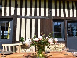 Outdoor dining - Alluring Cottage in Asnières With Terrace (Asnieres)