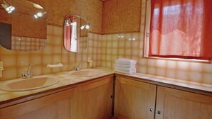 Villa | Bathroom - Cozy Villa in Flaux With Swimming Pool (Flaux)