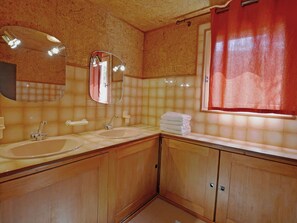 Villa | Bathroom | Bathtub, towels - Cozy Villa in Flaux With Swimming Pool (Flaux)