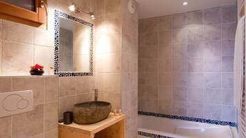 Chalet | Bathroom | Bathtub