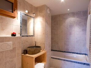 Chalet | Bathroom | Bathtub - Beautiful Detached Chalet With a Fireplace in Les Deux Alpes (Les Deux Alpes)
