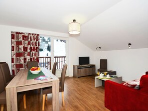 Chalet | Living room - Retreat Steps From Ski Lifts (Auris)