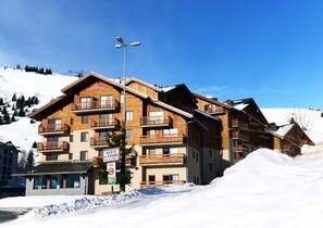 Exterior - Retreat Steps From Ski Lifts (Auris)