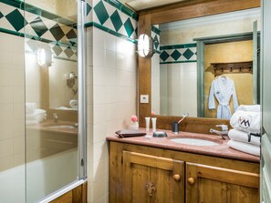Apartment | Badezimmer | Badewanne, Handtücher