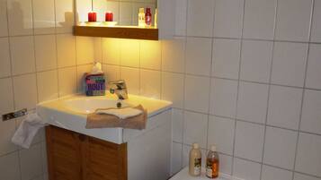 Chalet | Bathroom | Bathtub, towels