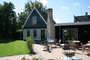 Chalet | Outdoor dining - Comfy Chalet with Dishwasher near Wadden Sea (Hippolytushoef)