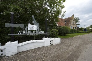 A sign for WIRINGHERLAND recreation park with a traditional house silhouette. - Comfy Chalet with Dishwasher near Wadden Sea (Hippolytushoef)