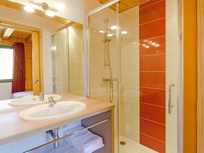 Bathroom - Chalet Located at the ski Slope , With Sauna and Wifi Internet Access (Les Belleville)