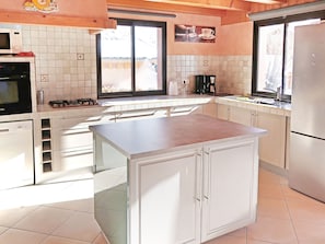 Private kitchen - Chalet Located at the ski Slope , With Sauna and Wifi Internet Access (Les Belleville)