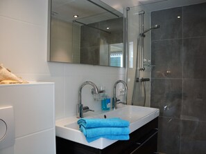 Bathroom - Chic Holiday Home in Noordwijkerhout near Lake (Noordwijkerhout)