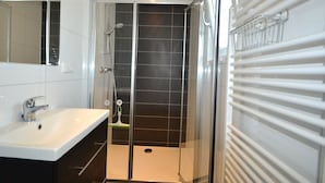 Cottage | Badkamer | Een douche