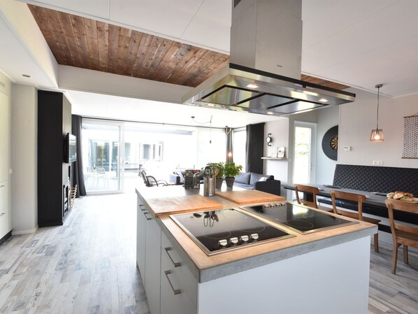 Highchair - Classy Holiday Home in Sint Annaland ,barbecue (Sint-Annaland)