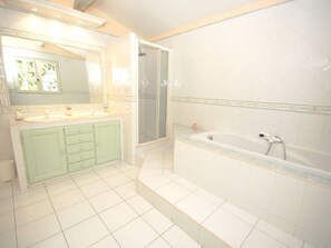 Bathroom - Spacious Quiet Mas With Bikes and Pizza Oven (Le Thor)