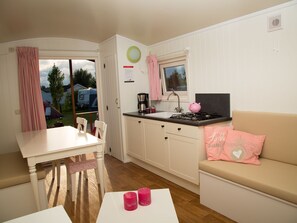 Private kitchen - Comfortable Chalet With a Cosy Porch Nearby the Beach ('s-Gravenzande)