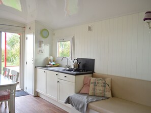 Living room - Comfortable Chalet With a Cosy Porch Nearby the Beach ('s-Gravenzande)