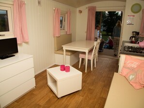 Living room - Comfortable Chalet With a Cosy Porch Nearby the Beach ('s-Gravenzande)