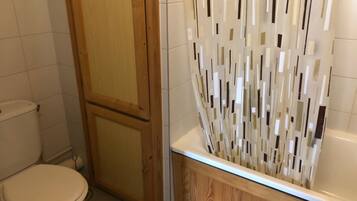 Chalet | Bathroom | Bathtub, towels