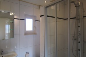 Bathroom - Lovely Cottage near Lake in Well (Well)