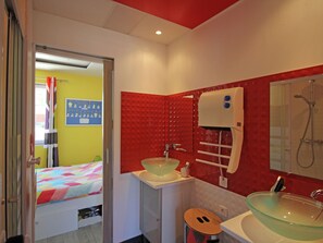 House | Bathroom | Shower, towels - Villa With Heated Private Pool and Jacuzzi, 15 min From the Sea! (Roquebrune-sur-Argens)