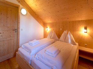 Chalet | 4 kamar tidur dan dilengkapi dengan perabotan berbeda-beda