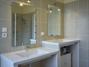 Douche, serviettes fournies