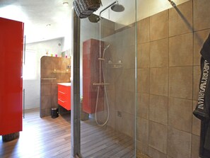 Bathtub, towels - Quaint Villa With Private Pool in Molières-sur-cèze (Molieres-sur-Ceze)