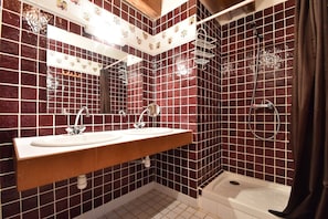 Bathroom - Lake Mansion in Plourin-les-morlaix (Plourin-les-Morlaix)