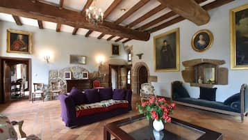 House | Living room | Fireplace, DVD player