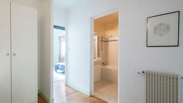 2 phòng ngủ, trang bị nội thất với thiết kế riêng biệt, bộ trải giường