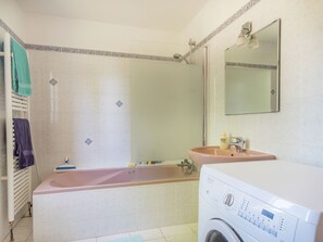 Combined shower/bathtub - Holiday Home Near Montrichard With Shared Swimming Pool in an Oasis of Peace and Quiet (Montrichard Val de Cher)