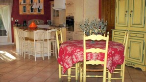 Dining - Cozy Villa in Roquemaure France With Private Swimming Pool (Roquemaure)
