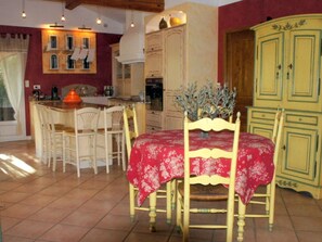 Dining - Cozy Villa in Roquemaure France With Private Swimming Pool (Roquemaure)
