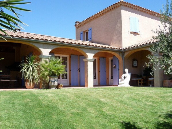 Exterior - Cozy Villa in Roquemaure France With Private Swimming Pool (Roquemaure)