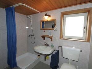 House | Bathroom | Shower - Holiday Home in Zwischenwasser With Garden, Parking, Heating (Zwischenwasser)
