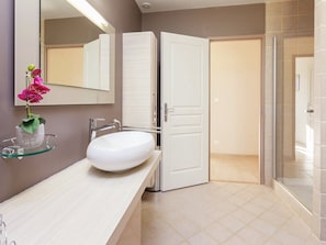 Villa | Bathroom - Villa in Cazals With Pool & Lake Nearby (Cazals)