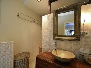 Villa | Bathroom | Shower, towels - Soothing Villa in Belvézet With Swimming Pool (Belvezet)