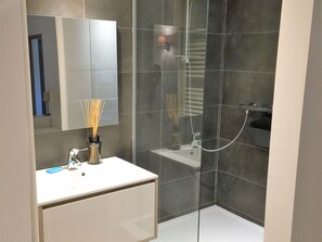 Bathroom - Cozy Villa in Les Issambres With Private Pool (Roquebrune-sur-Argens)