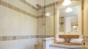 Ferienhaus | Badezimmer | Duschwanne, Handtücher