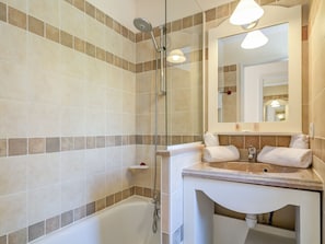House | Bathroom | Combined shower/bathtub, towels - Modern Holiday Home With Dishwasher in the Ardèche Region (Grospierres)