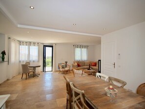 Dining - Inviting Holiday Home in La Croix Valmer With Swimming Pool (La Croix-Valmer)