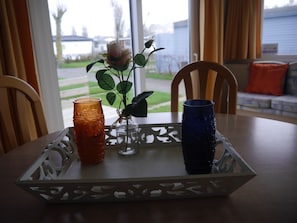 Fridge, microwave, coffee/tea maker, high chair - Carefully Furnished Chalet With Microwave at the Wadden Sea (Hippolytushoef)