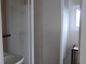 Chalet | Bathroom | Shower - Carefully Furnished Chalet With Microwave at the Wadden Sea (Hippolytushoef)