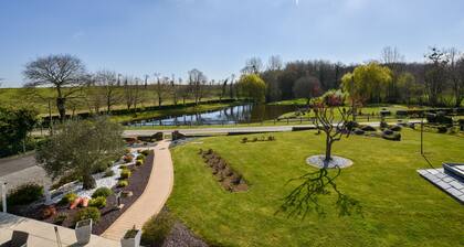 Peaceful Garden Retreat, Epiniac